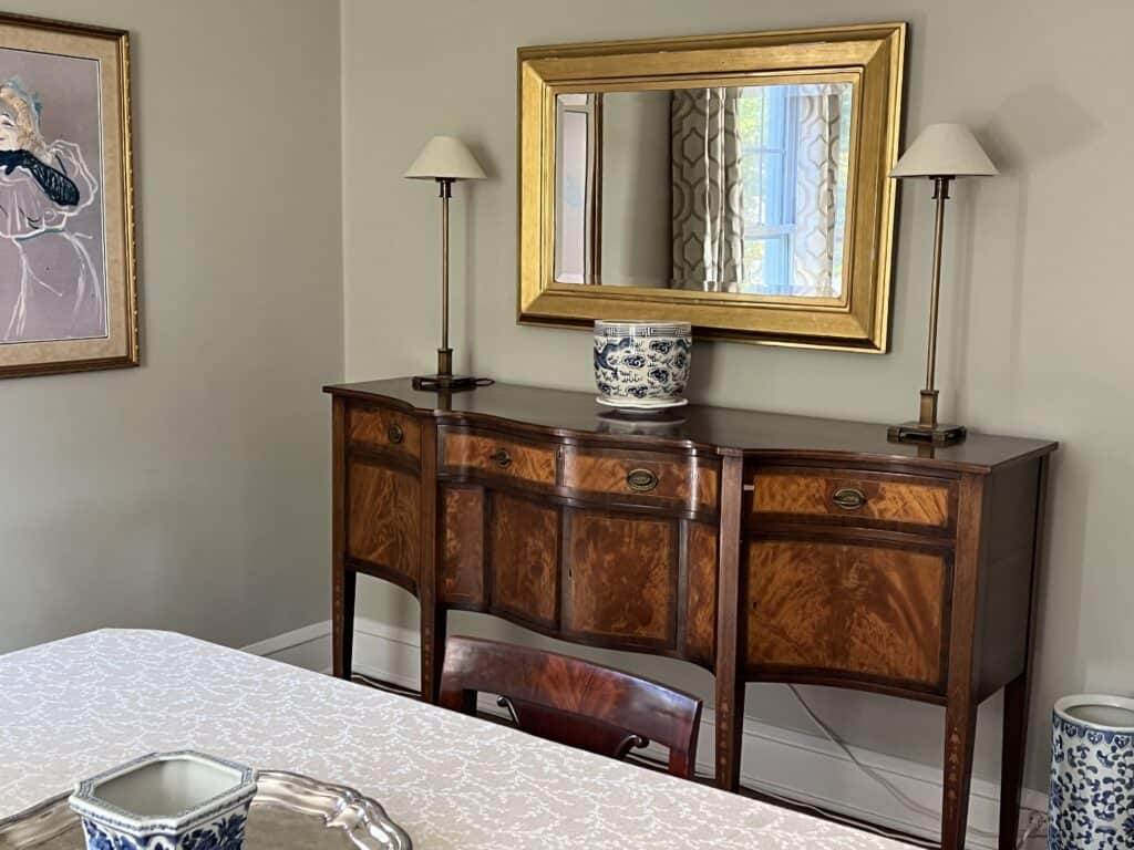 Beautiful Heppelwhite sideboard with lamps on either side. 