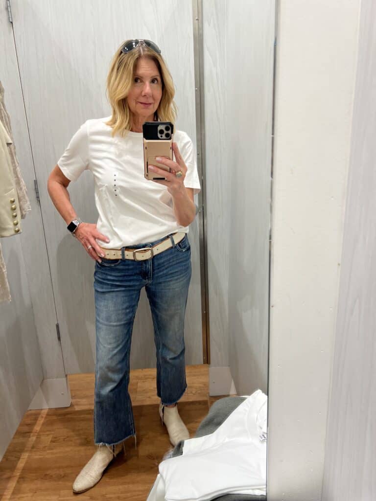 Woman in a white t-shirt from Zara that covers her upper arms. 