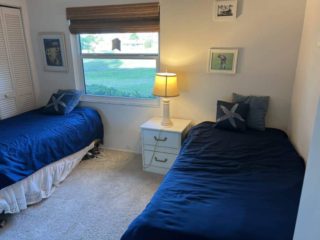 Photo of the third bedroom with twin beds. 